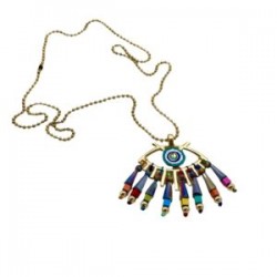 Collar con ojo, piel pintada y cristales