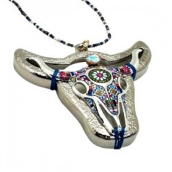 Collar con TORO de metal pintado y atado a bisel