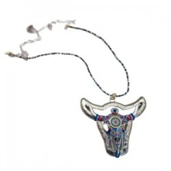 Collar con TORO de metal pintado y atado a bisel