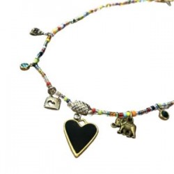 Collar de chaquira con CORAZON y dijes