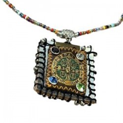 Collar de chaquira con ESCAPULARIO y dijes