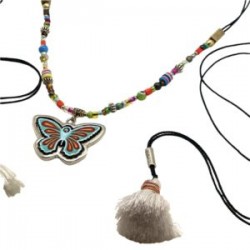 Collar con mariposa de madera pintada a mano