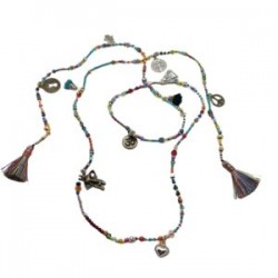 Collar de chaquira y cristal con diferentes dijes de protección y fortuna