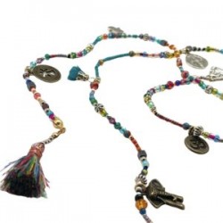 Collar de chaquira y cristal con diferentes dijes de protección y fortuna