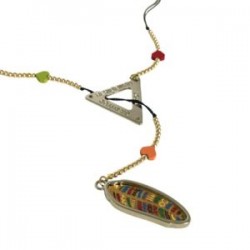 Collar con triángulo “Resiliencia, Amor y Gratitud” y dije de piel