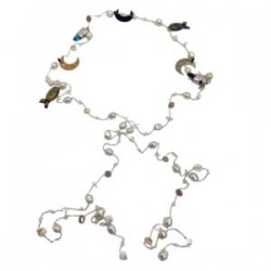 Collar de hilo tejido con perlas y lunas