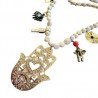 Collar largo con Hamsa, dijes y perlas