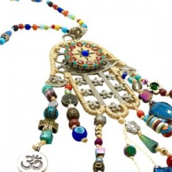 Collar largo con Hamsa bordado y dije del Zodiaco
