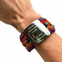 Pulsera bordada con placa cuadrada y piel