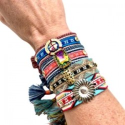 Pulsera bordada y tejida con dije y cristales