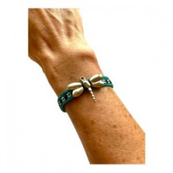 Pulsera con dije de libélula ajustable sobre cinta bordada oaxaqueña