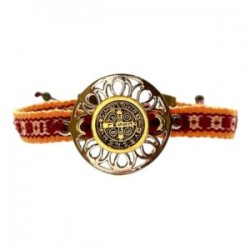 Pulsera con dije San Benito ajustable sobre cinta bordada oaxaqueña