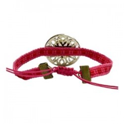 Pulsera con dije San Benito ajustable sobre cinta bordada oaxaqueña