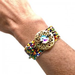 Pulsera de chaquira tejido HUICHOL con dije de pewter y cristal