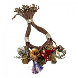 Pulsera de Gamuza con dijes de diferentes metales, flecos, muñequitas y flores camel