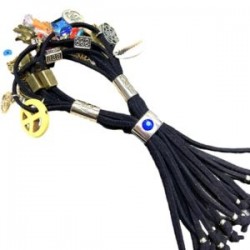 Pulsera de Gamuza con dijes de diferentes metales, flecos, muñequitas y flores negro