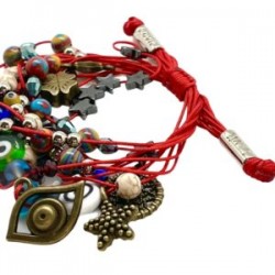 Pulsera de hilo ROJA con dijes de diferentes metales, piedras y amuletos