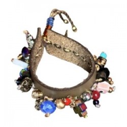 Pulsera de piel bordada con dijes