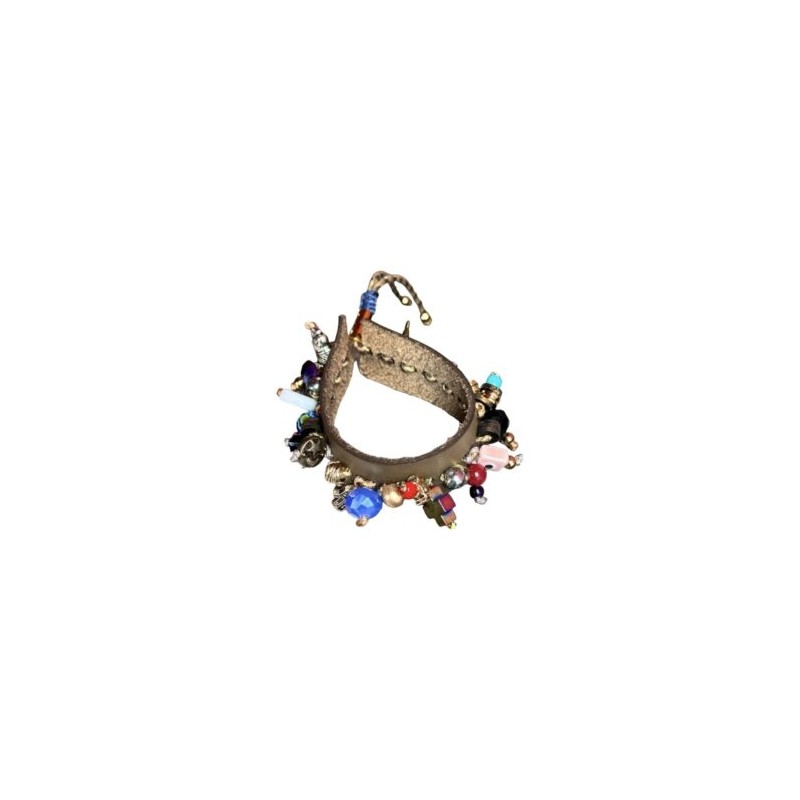 Pulsera de piel bordada con dijes