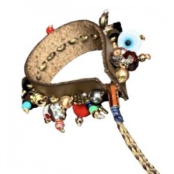Pulsera de piel bordada con dijes