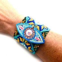 Pulsera tejida con chaquira y ojo de madera pintado a mano