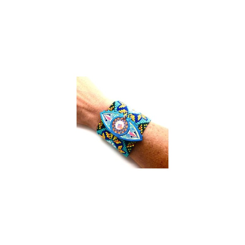 Pulsera tejida con chaquira y ojo de madera pintado a mano