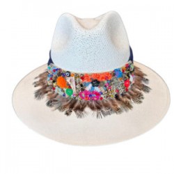 Sombrero con banda bordada y plumas