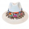 Sombrero con banda bordada y plumas