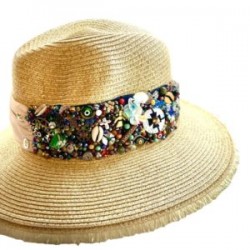 Sombrero con cinta blanca y banda tejida bordada