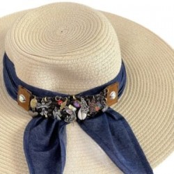 Sombrero con cinta de mezclilla y piel tejida con diferentes dijes bordados