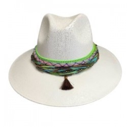 Sombrero con torsal de chaquira color blanco