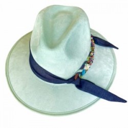 Sombrero de Gamuza azul aqua con cinta de mezclilla tejida y diferentes dijes bordados