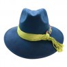 Sombrero de Gamuza azul marino con cinta tejida y diferentes dijes bordados