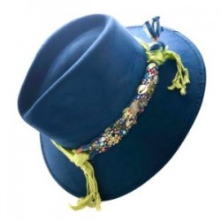 Sombrero de Gamuza azul marino con cinta tejida y diferentes dijes bordados