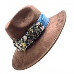 Sombrero de Gamuza con cinta bordada de mezclilla con diferentes dijes