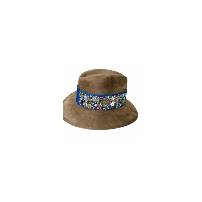 Sombrero de Gamuza con cinta de mezclilla bordada con diferentes dijes