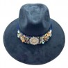 Sombrero de Gamuza con cinta rayada bordada con diferentes dijes