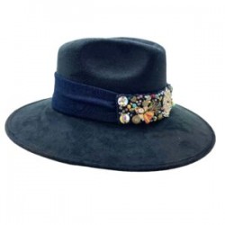 Sombrero de Gamuza con cinta rayada bordada con diferentes dijes