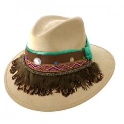 Sombrero de Gamuza con tira de satin, piel y plumas color beige