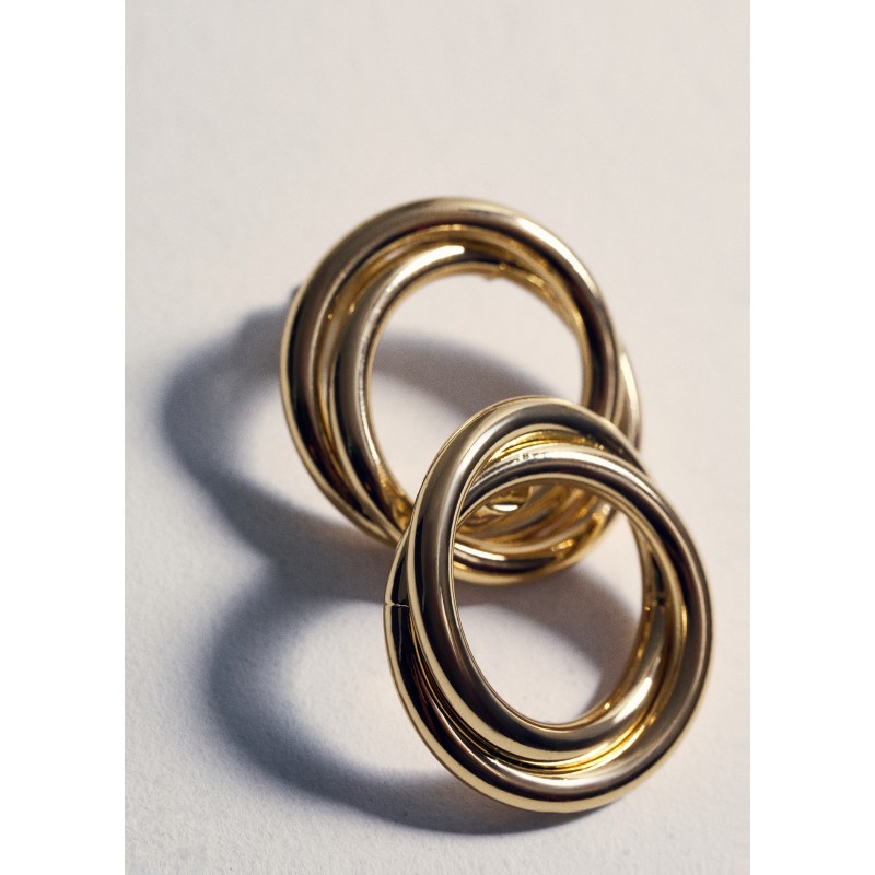 Pendientes circulares entrelazados