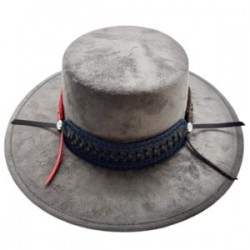 Sombrero de Gamuza gris con cinta de piel