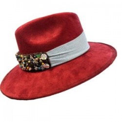 Sombrero de Gamuza VINO con cinta de mezclilla tejida y diferentes dijes bordados