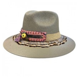 Sombrero gris con banda de piel y plumas